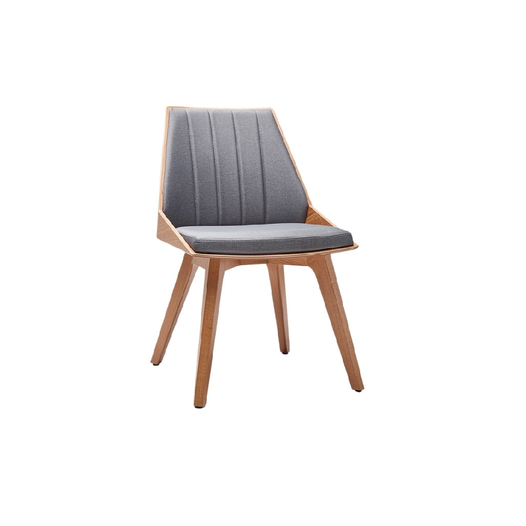 Moderne houten stoel met grijze stofzitting